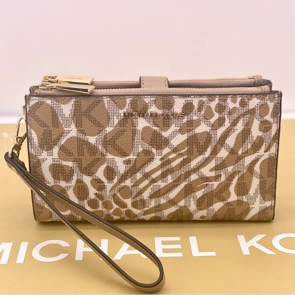 Michael Kors Wallet Wristlet Camel
Multi Color - Picture 2 of 12